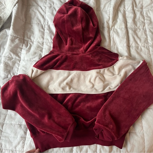 Super soft and cute red and white Nike hoodie - Picture 3 of 3